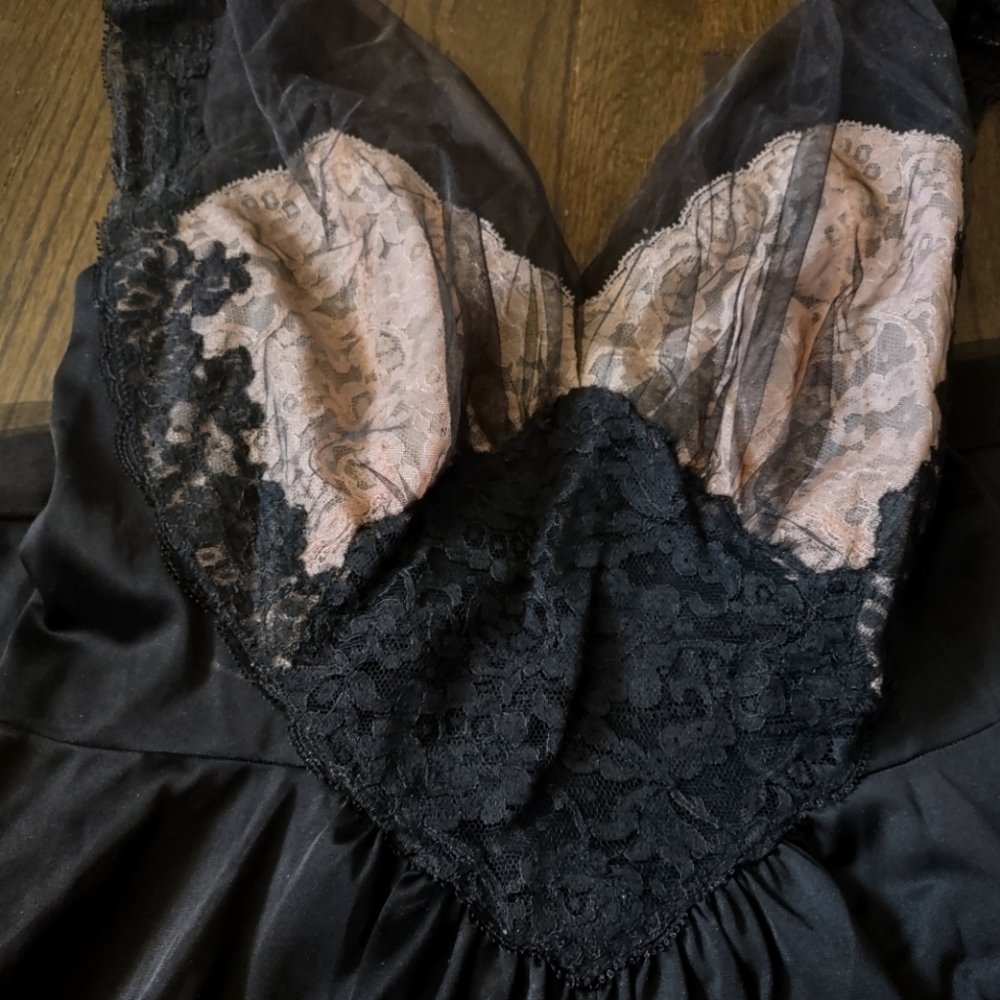 Vanity fair glamour night gown